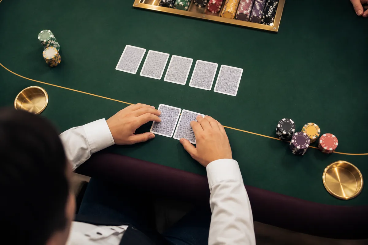 Pokerbord med två egna kort och fem gemensamma kort som i Texas Hold'em