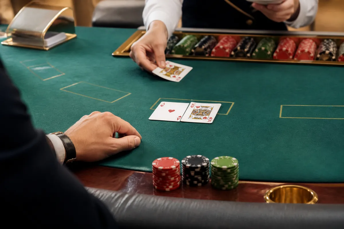 Ess och kung på ett blackjackbord, en blackjack på de två första korten
