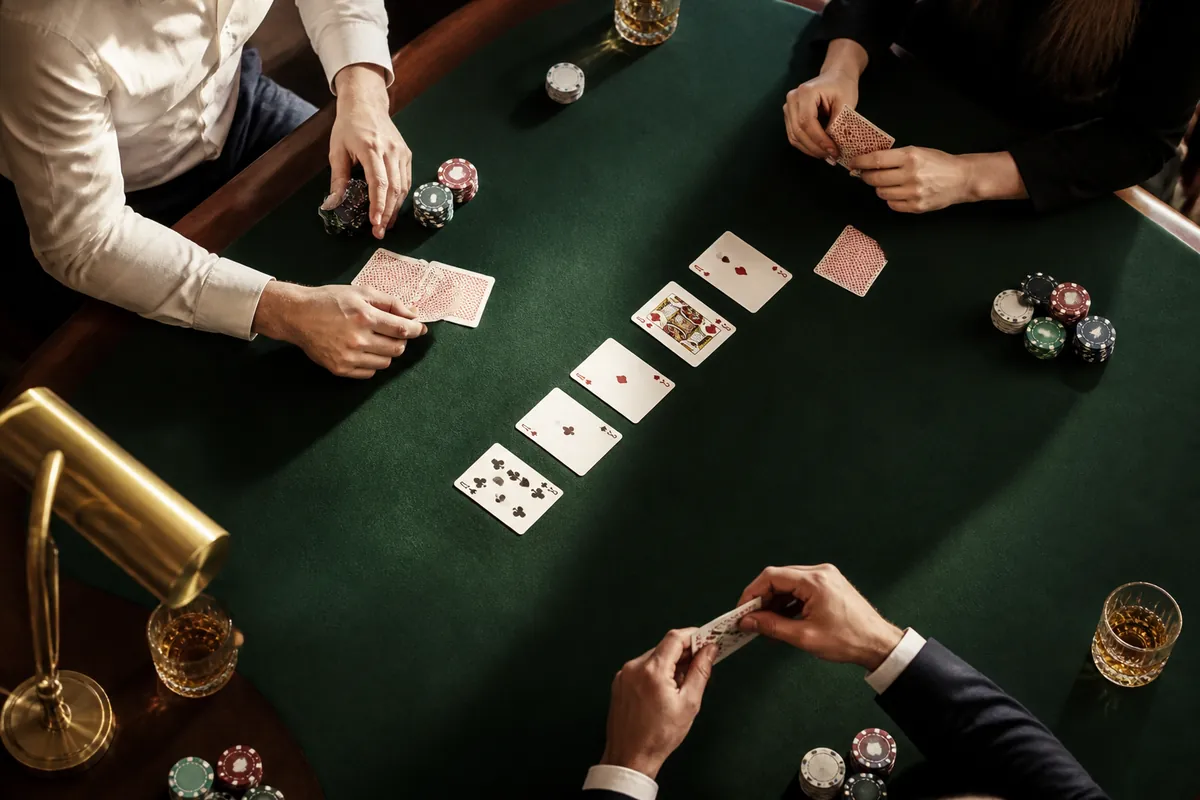 Ett casinobord sett ovanifrån med spelkort och marker